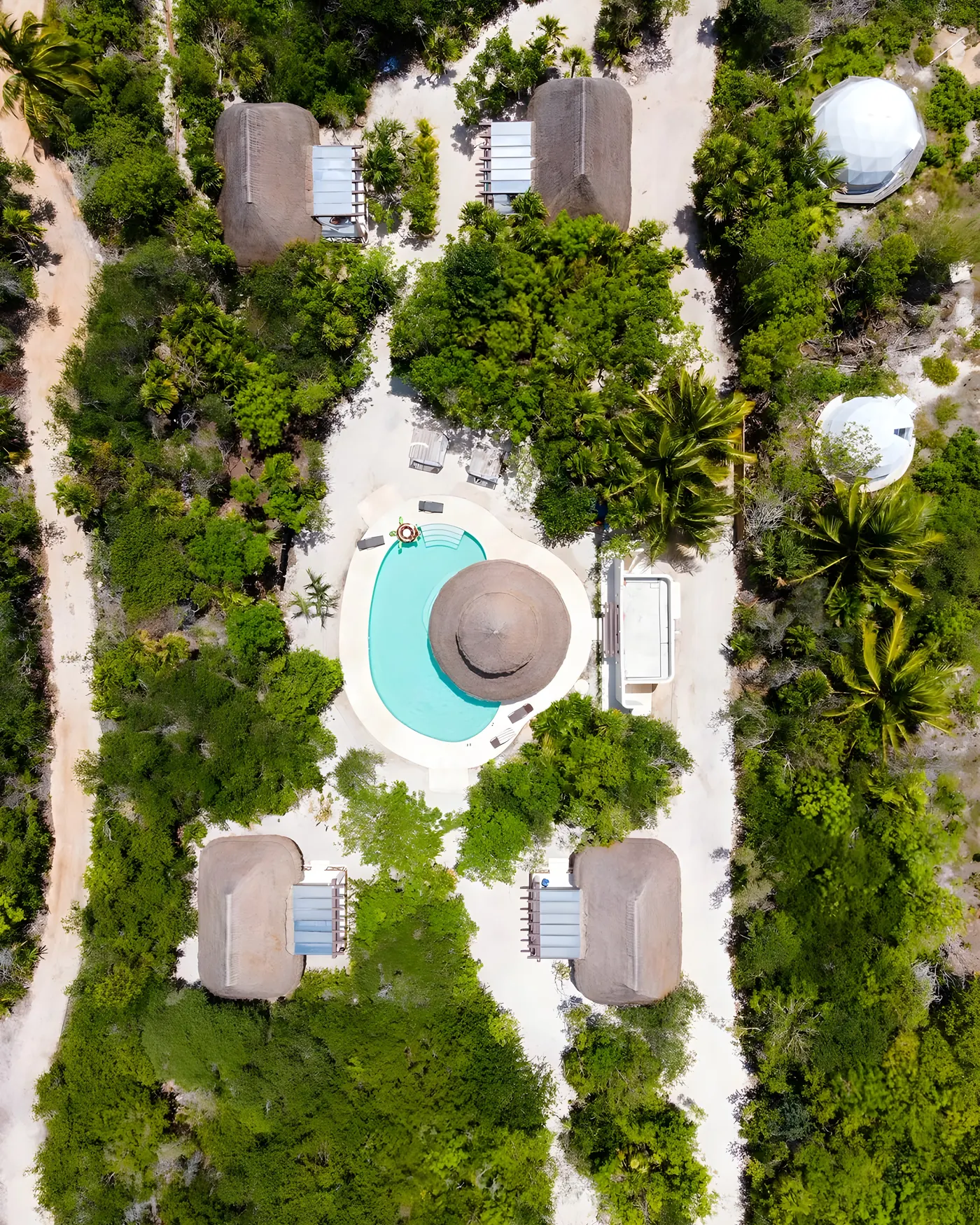 Los bungalows vistos desde el aire, alrededor de la alberca y la gran palapa